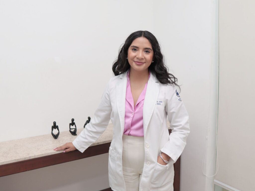 Dra. Angélica sonriendo en consultorio
