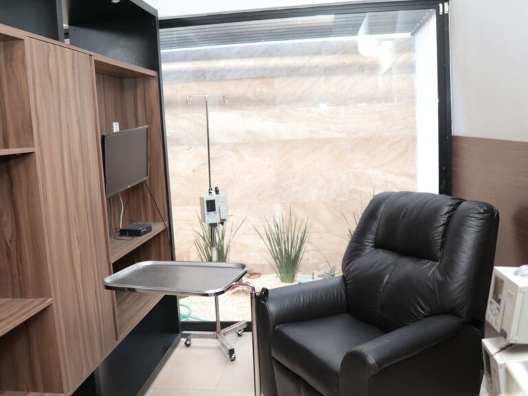 Sillon negro en espacio de consultorio