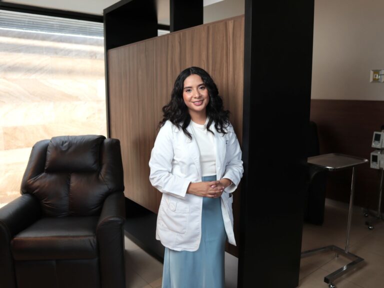 Doctora angélica de jesús oncóloga en mérida sonriendo